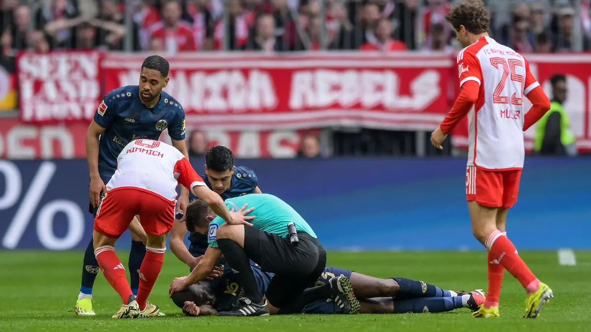 Fußball, 1. Bundesliga, 20240309, FC Bayern München - FSV Mainz 05. Im Bild Besorgniss um Josuha GUILAVOGUI 1. FSV Mainz 05, 23 angeschlagen am Boden Schiedsrichter Patrick ITTRICH kümmert sich um ihn. München Allianz Arena Bayern Deutschland *** Soccer, 1 Bundesliga, 20240309, FC Bayern München FSV Mainz 05 In the picture Concerns for Josuha GUILAVOGUI 1 FSV Mainz 05, 23 battered on the ground Referee Patrick ITTRICH tends to him Munich Allianz Arena Bayern Germany Copyright: Passion2Press/MarkusxFischerx