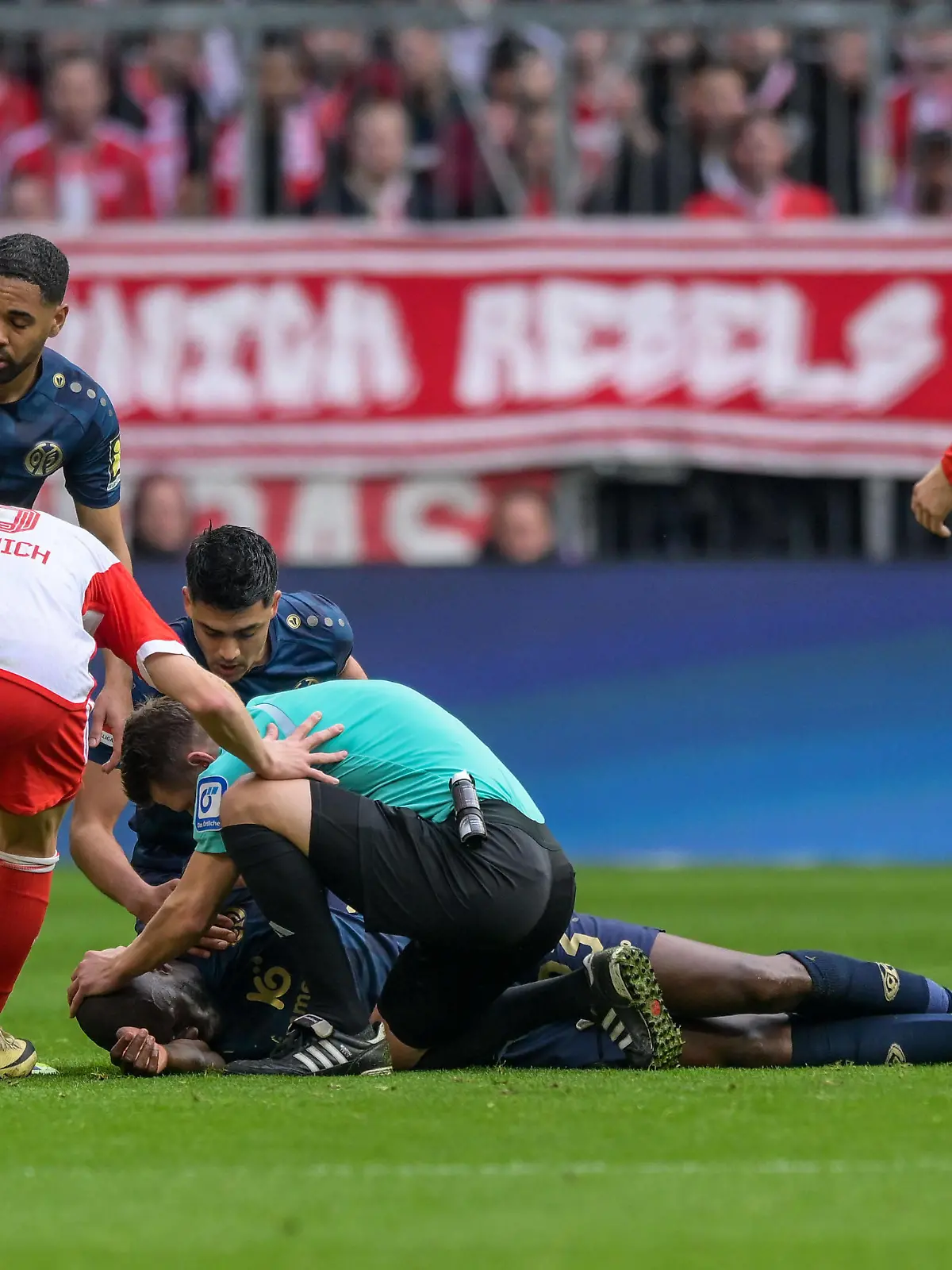 Fußball, 1. Bundesliga, 20240309, FC Bayern München - FSV Mainz 05. Im Bild Besorgniss um Josuha GUILAVOGUI 1. FSV Mainz 05, 23 angeschlagen am Boden Schiedsrichter Patrick ITTRICH kümmert sich um ihn. München Allianz Arena Bayern Deutschland *** Soccer, 1 Bundesliga, 20240309, FC Bayern München FSV Mainz 05 In the picture Concerns for Josuha GUILAVOGUI 1 FSV Mainz 05, 23 battered on the ground Referee Patrick ITTRICH tends to him Munich Allianz Arena Bayern Germany Copyright: Passion2Press/MarkusxFischerx