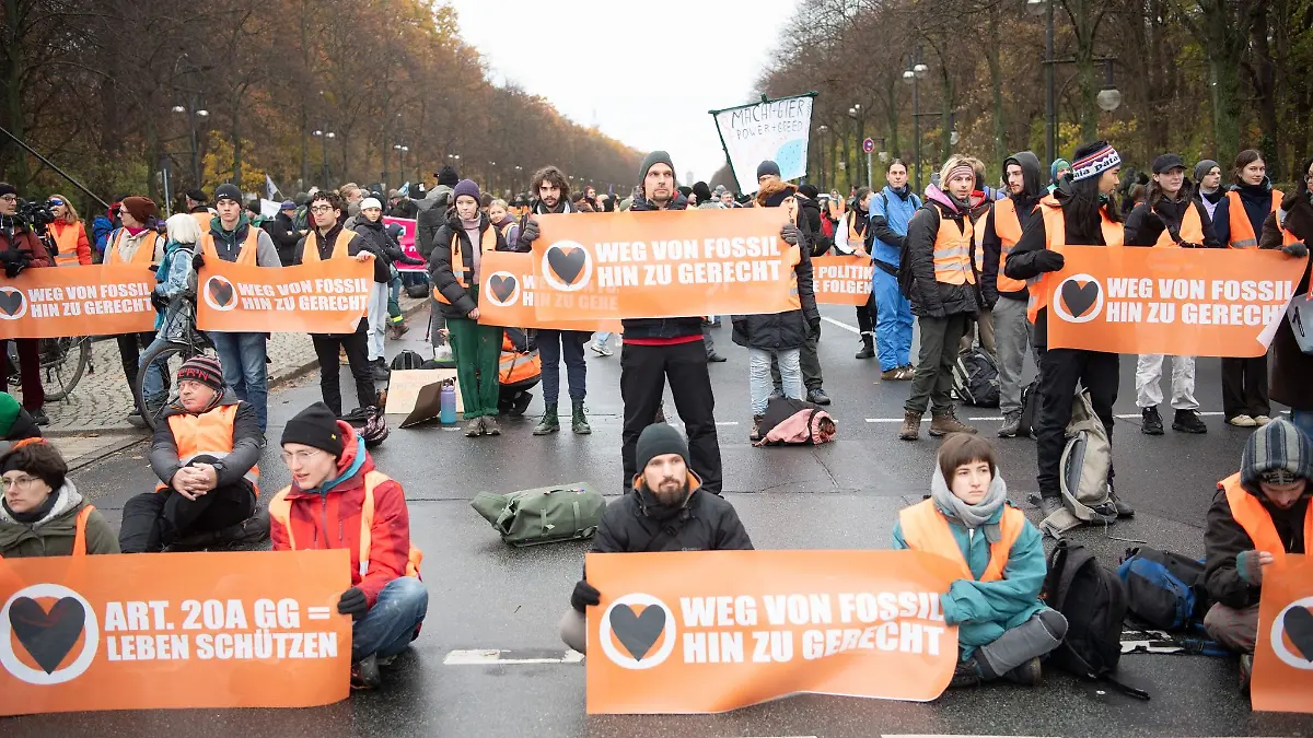 Demonstranten der Klimaschutzgruppe «Letzte Generation» und anderer Gruppierungen blockieren die Straße des 17. Juni.
