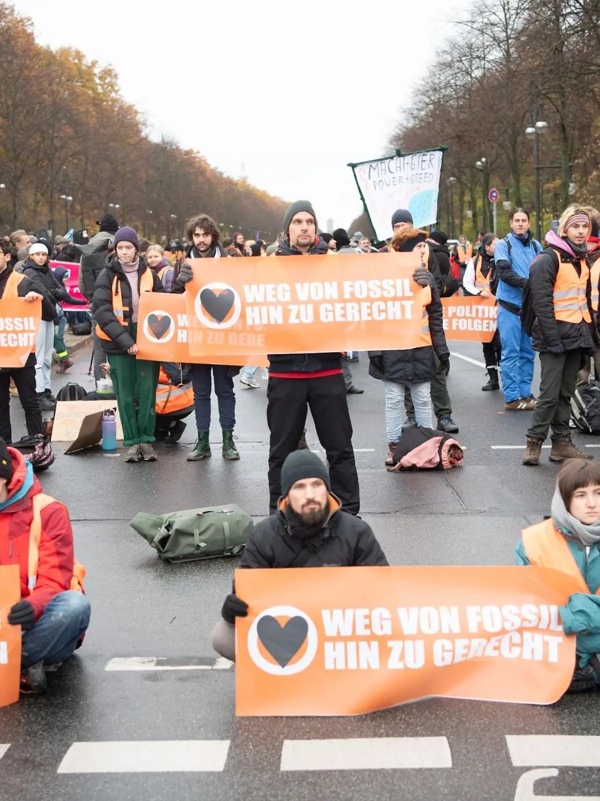 Demonstranten der Klimaschutzgruppe «Letzte Generation» und anderer Gruppierungen blockieren die Straße des 17. Juni.