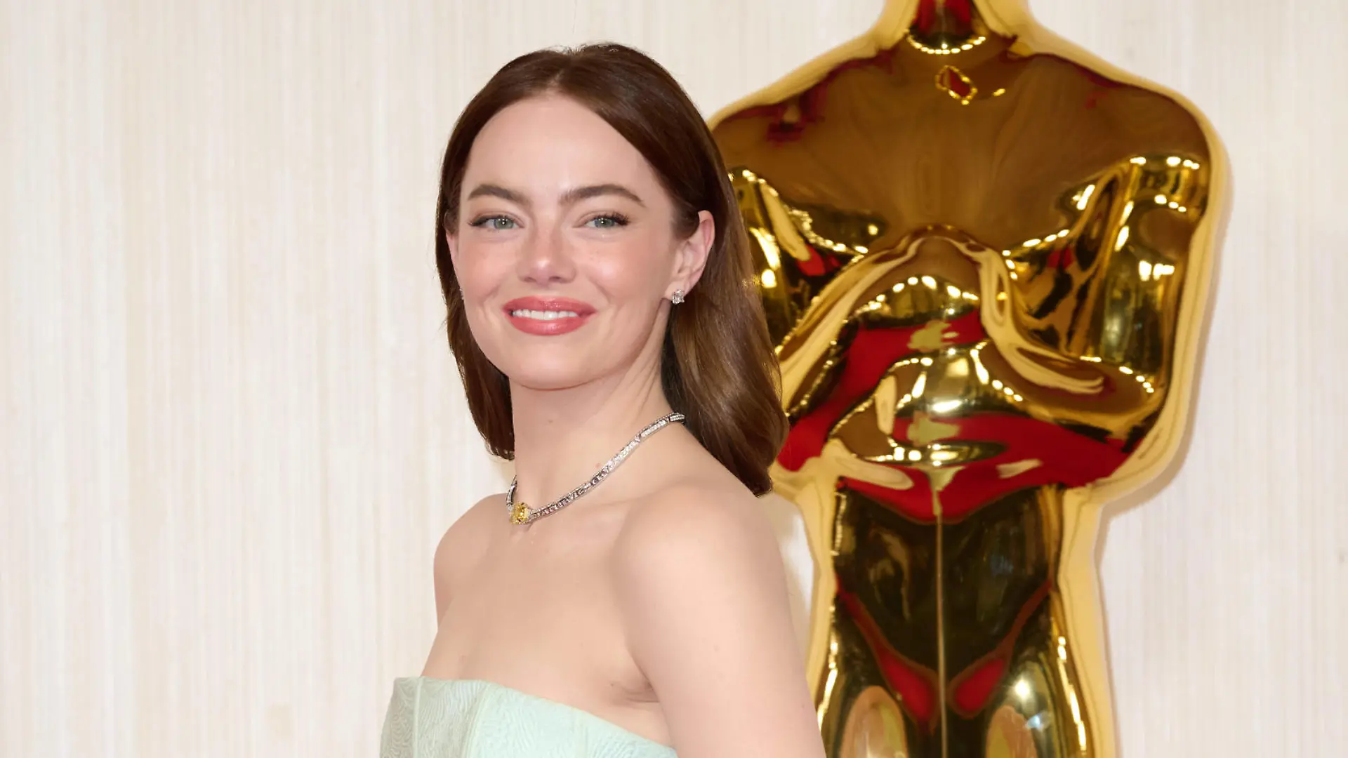 Emma Stone arrives on the red carpet of the 96th OscarsÂ at the DolbyÂ Theatre at Ovation Hollywood on Sunday, March 10, 2024. PUBLICATIONxINxGERxSUIxAUTxONLY Copyright: xx 34653-165PLX