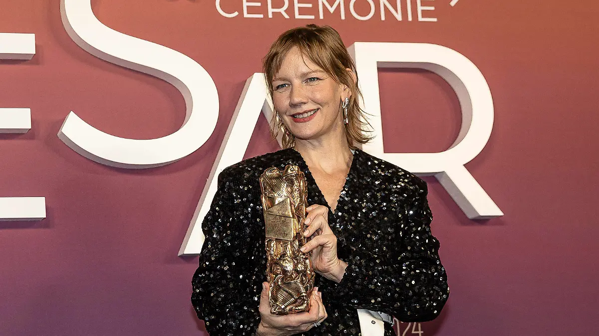 24.02.2024, Frankreich, Paris: Sandra Hüller posiert mit dem Cesar Award als "Beste Schauspielerin" für den Film «Anatomie eines Falls» während der 49. Verleihung des Cesar Awards in Paris. Der Filmpreis Cesar ehrt die besten Filme, Schauspieler und Regisseure des französischen Films. Foto: Aurelien Morissard/AP/dpa +++ dpa-Bildfunk +++
