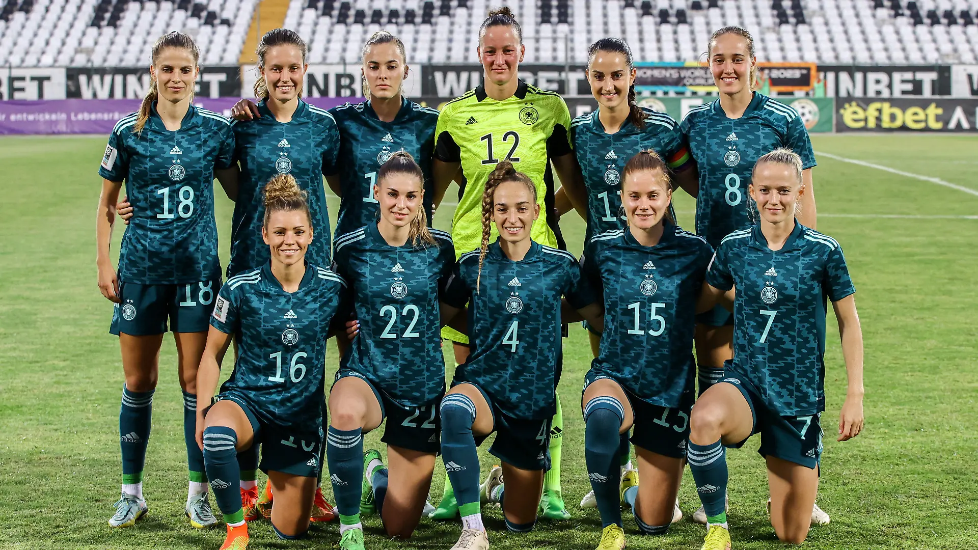 06.09.2022, Bulgarien, Plowdiw: Fußball, Frauen: WM-Qualifikation Europa Frauen, Bulgarien - Deutschland, Gruppenphase, Gruppe H, 10. Spieltag. Deutschlands Mannschaft hat Aufstellung für das Mannschaftsfoto genommen: (unten/v.l.) Linda Dallmann, Jule Brand, Sophia Kleinherne, Sjoeke Nüsken, Lea Schüller; (oben/v.l.) Tabea Waßmuth, Jana Feldkamp, Laura Freigang, Torhüterin Almuth Schult, Sara Däbritz, Sydney Lohmann. Foto: Borislav Troshev/dpa +++ dpa-Bildfunk +++