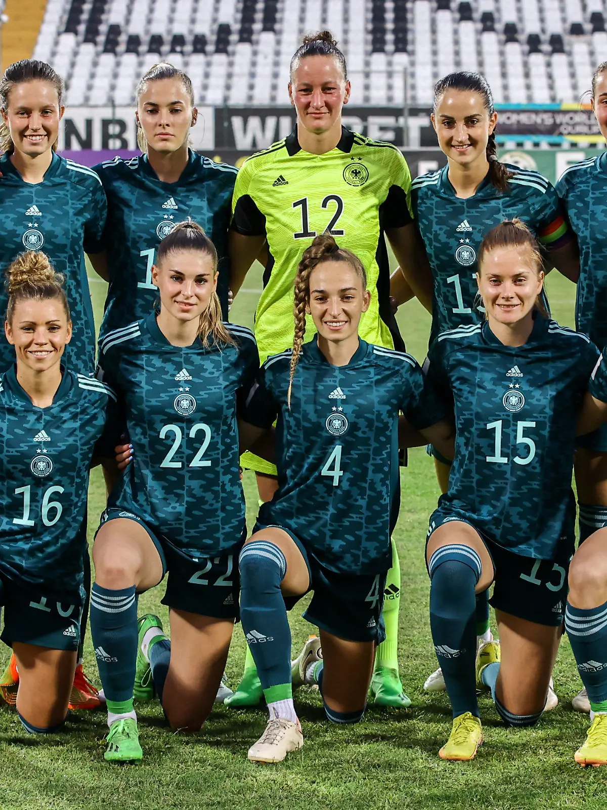 06.09.2022, Bulgarien, Plowdiw: Fußball, Frauen: WM-Qualifikation Europa Frauen, Bulgarien - Deutschland, Gruppenphase, Gruppe H, 10. Spieltag. Deutschlands Mannschaft hat Aufstellung für das Mannschaftsfoto genommen: (unten/v.l.) Linda Dallmann, Jule Brand, Sophia Kleinherne, Sjoeke Nüsken, Lea Schüller; (oben/v.l.) Tabea Waßmuth, Jana Feldkamp, Laura Freigang, Torhüterin Almuth Schult, Sara Däbritz, Sydney Lohmann. Foto: Borislav Troshev/dpa +++ dpa-Bildfunk +++