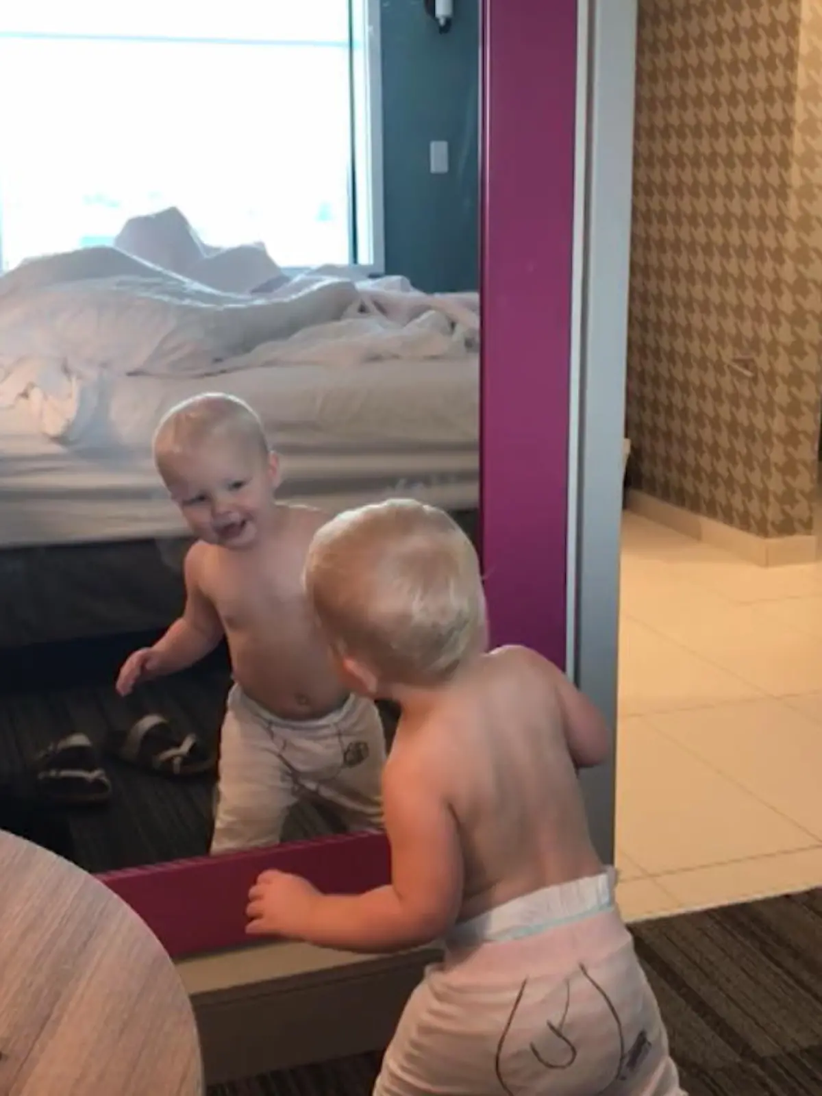 „Nanu, wer bist denn du?" Denkt sich dieses kleine Mädchen hier wohl gerade. So ähnlich haben wir wohl alle reagiert, als wir das erste Mal unser eigenes Spielgebild gesehen haben.