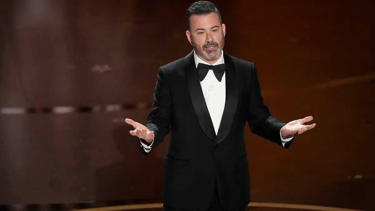 10.03.2024, USA, Los Angeles: Moderator Jimmy Kimmel spricht bei der Oscar-Verleihung im Dolby Theatre in Los Angeles. Die Academy Awards, auch Oscars genannt, werden in der Nacht zum 96. Mal vergeben. Foto: Chris Pizzello/Invision via AP/dpa +++ dpa-Bildfunk +++