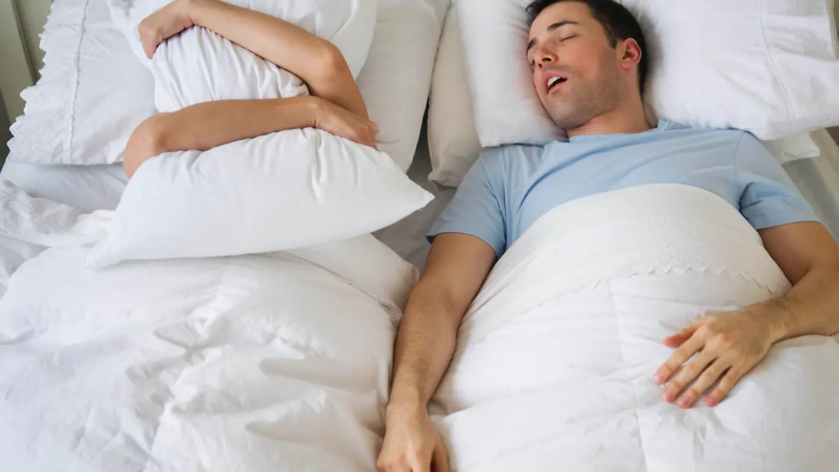 Paar im Bett, Mann, der schnarcht Keine Weitergabe an Drittverwerter.
