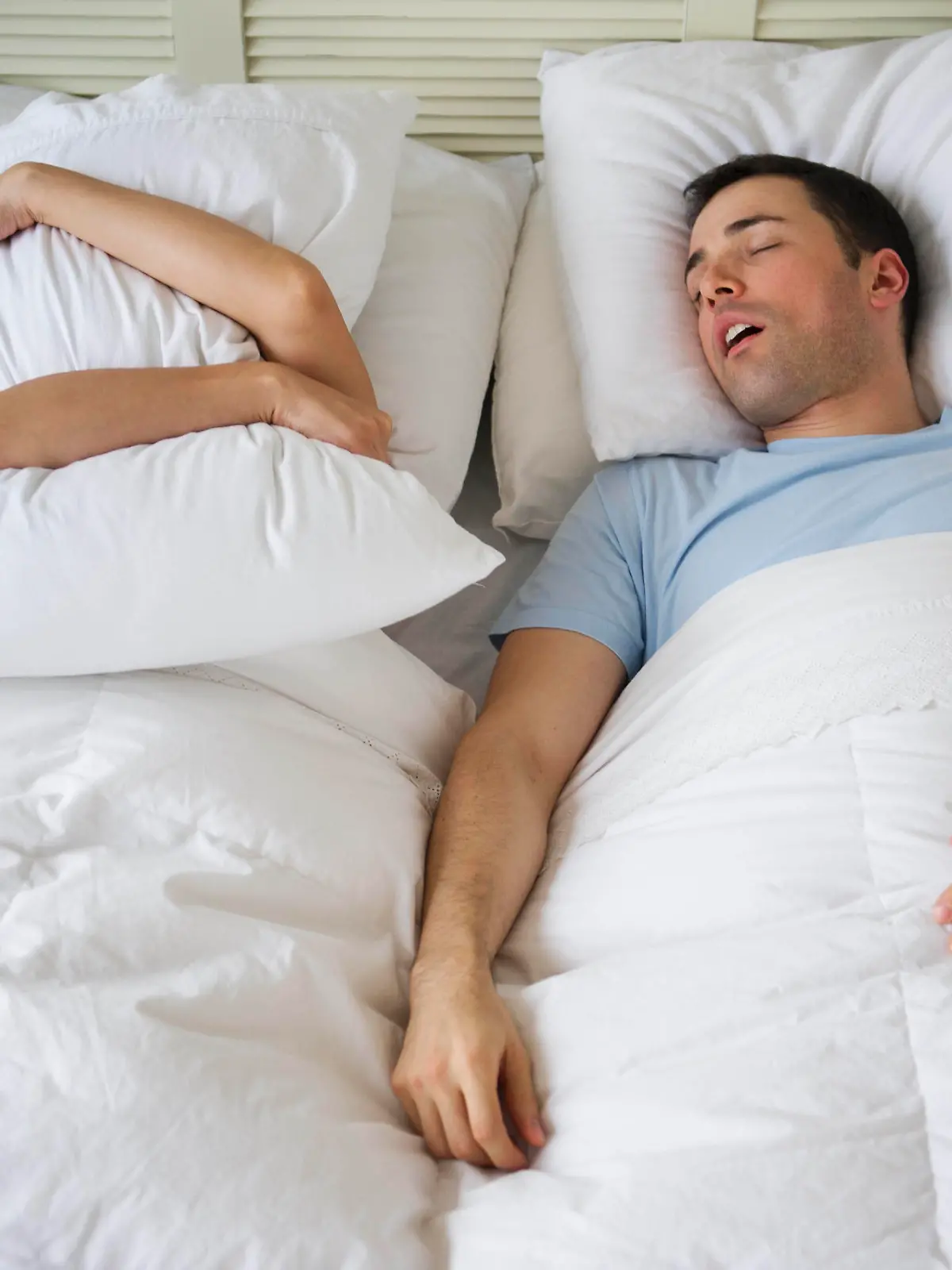 Paar im Bett, Mann, der schnarcht Keine Weitergabe an Drittverwerter.
