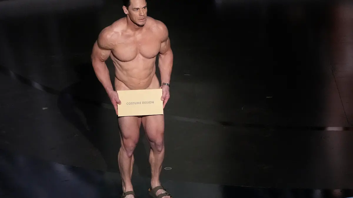 10.03.2024, USA, Los Angeles: John Cena präsentiert den Preis für das beste Kostümdesign während der Oscarverleihung im Dolby Theatre in Los Angeles. Die Academy Awards, auch Oscars genannt, werden in der Nacht zum 96. Mal vergeben. Foto: Chris Pizzello/Invision via AP/dpa +++ dpa-Bildfunk +++