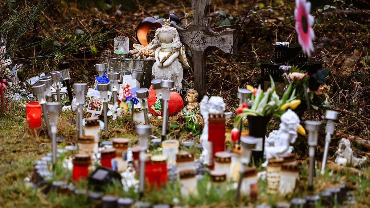 05.03.2024, Nordrhein-Westfalen, Freudenberg: Kerzen, Blumen und Figuren liegen am Fundort an der Landesgrenze zwischen Rheinland-Pfalz und Nordrhein-Westfalen. Die zwölf Jahre alte Schülerin Luise war im März 2023 erstochen worden. Zwei strafunmündige Mädchen hatten die Tat gestanden. (Zu dpa: «Ein Jahr nach gewaltsamen Tod von Luise - das Entsetzten bleibt») Foto: Oliver Berg/dpa +++ dpa-Bildfunk +++