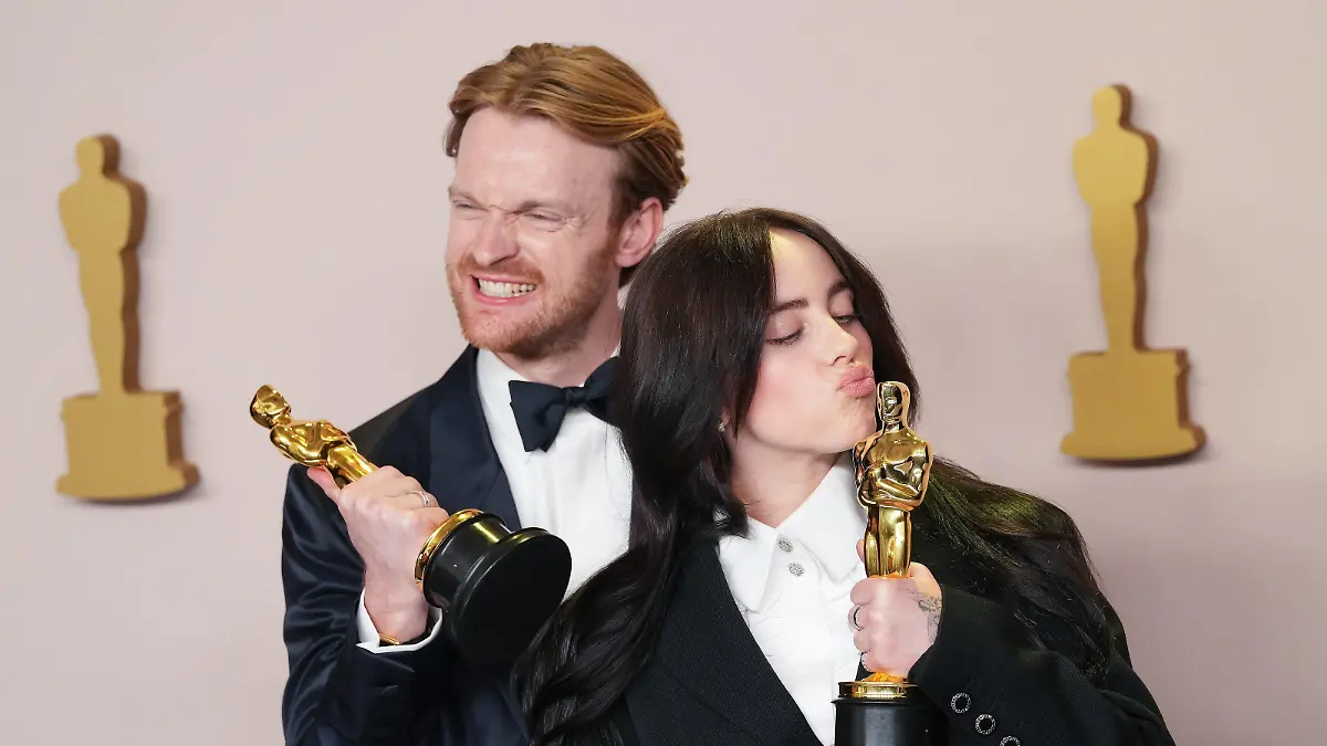 Billie Eilish and Finneas O Connell of What Was I Made For from the film, Barbie, celebrate backstage with their Oscars for Best Original Song at the 96th annual Academy Awards in Los Angeles, California, on Sunday, March 10, 2024. Since 1929, the Oscars have recognized excellence in cinematic achievements. PUBLICATIONxINxGERxSUIxAUTxHUNxONLY LAP20240310861 PATxBENIC