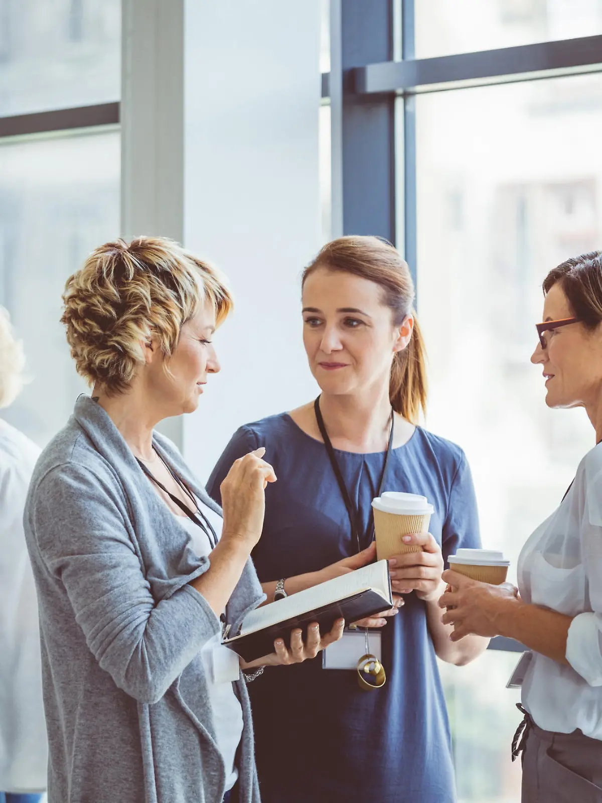 Frauen trinken auf der Arbeit Kaffee.