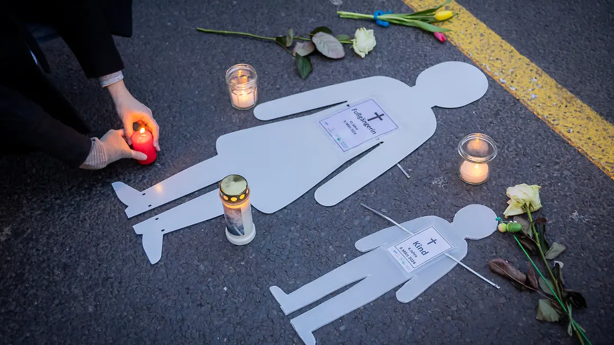 dpatopbilder - 10.03.2024, Berlin: Weiße Silhouetten einer Frau und eines Kindes liegen neben Blumen und Kerzen bei einer Mahnwache auf der Leipziger Straße. Bei einem schweren Verkehrsunfall am gestrigen Samstag (09.03.2024) erfasste nach Angaben der Berliner Polizei ein 83-jähriger Autofahrer eine 41-Jährige und ihren vierjährigen Sohn im Kinderwagen. Die Mutter starb kurz darauf im Krankenhaus, das Kind nach einer Notoperation noch am selben Abend. Zwei Angehörige wurden Zeugen des Unglücks. Foto: Christoph Soeder/dpa +++ dpa-Bildfunk +++