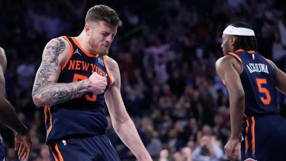 ARCHIV - 01.02.2024, USA, New York: Basketball: Profiliga NBA, Hauptrunde, New York Knicks - Indiana Pacers. Isaiah Hartenstein (55), Center der New York Knicks, reagiert nach einem Dunking. (zu dpa: «NBA-Profi Hartenstein: Olympia-Teilnahme unwahrscheinlich») Foto: Mary Altaffer/AP/dpa +++ dpa-Bildfunk +++