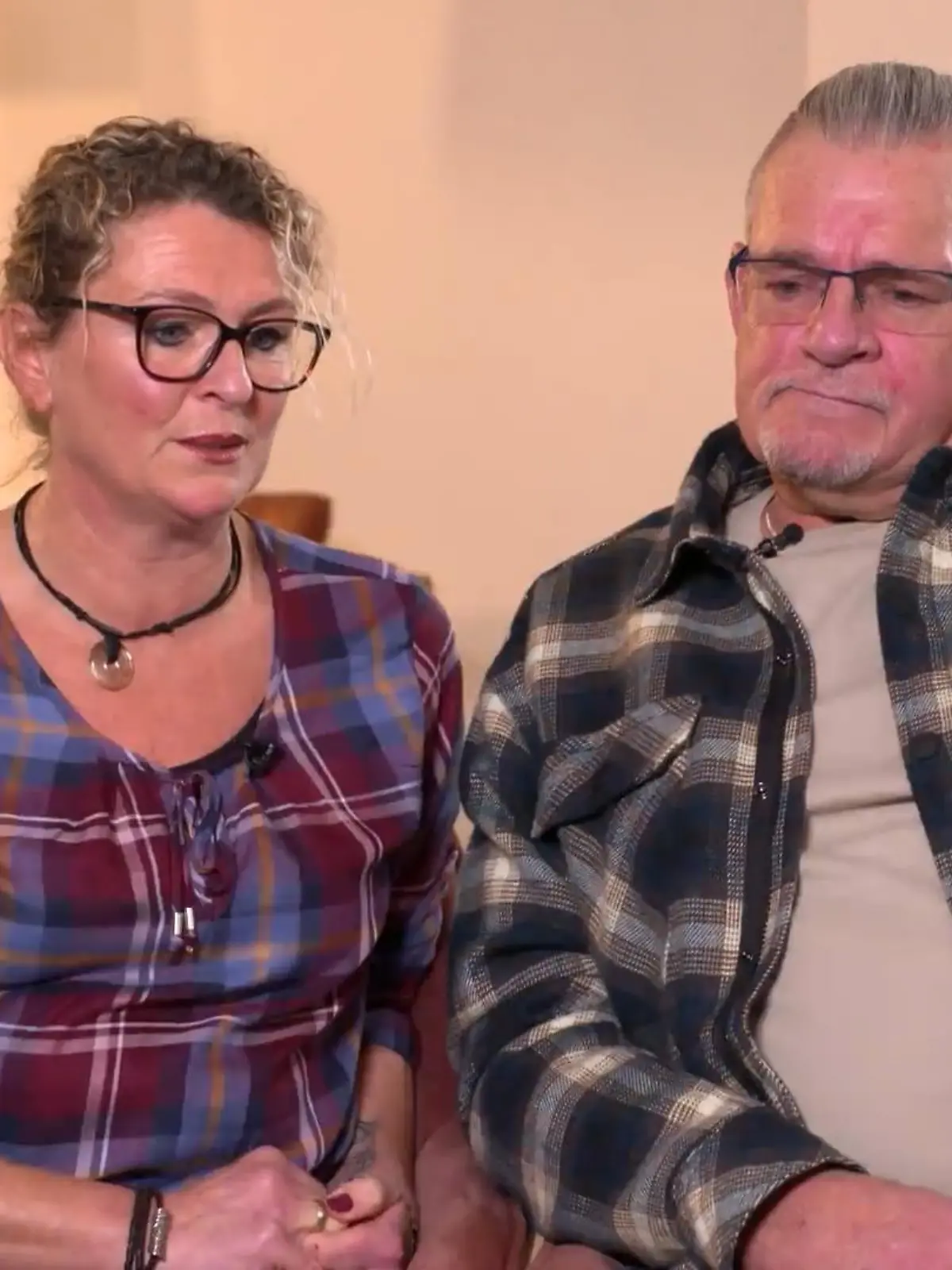 Es ist ein Schock für die ganze Familie: Nach dem Kauf von vierzehn Halsbandsittichen fühlt sich Walter Reintges plötzlich krank, muss sogar ins Krankenhaus eingeliefert werden. Denn: Selbst das Atmen fällt ihm schwer.  Er hat die Papageienkrankheit. Seine Frau erinnert sich an die schwierige Zeit: "Dann hat er, bevor er sediert wurde, noch eine WhatsApp-Nachricht an unsere Kinder geschickt.  Es hörte sich im Nachhinein an, wie ein Abschiedsbrief." Wie es ihm heute geht.