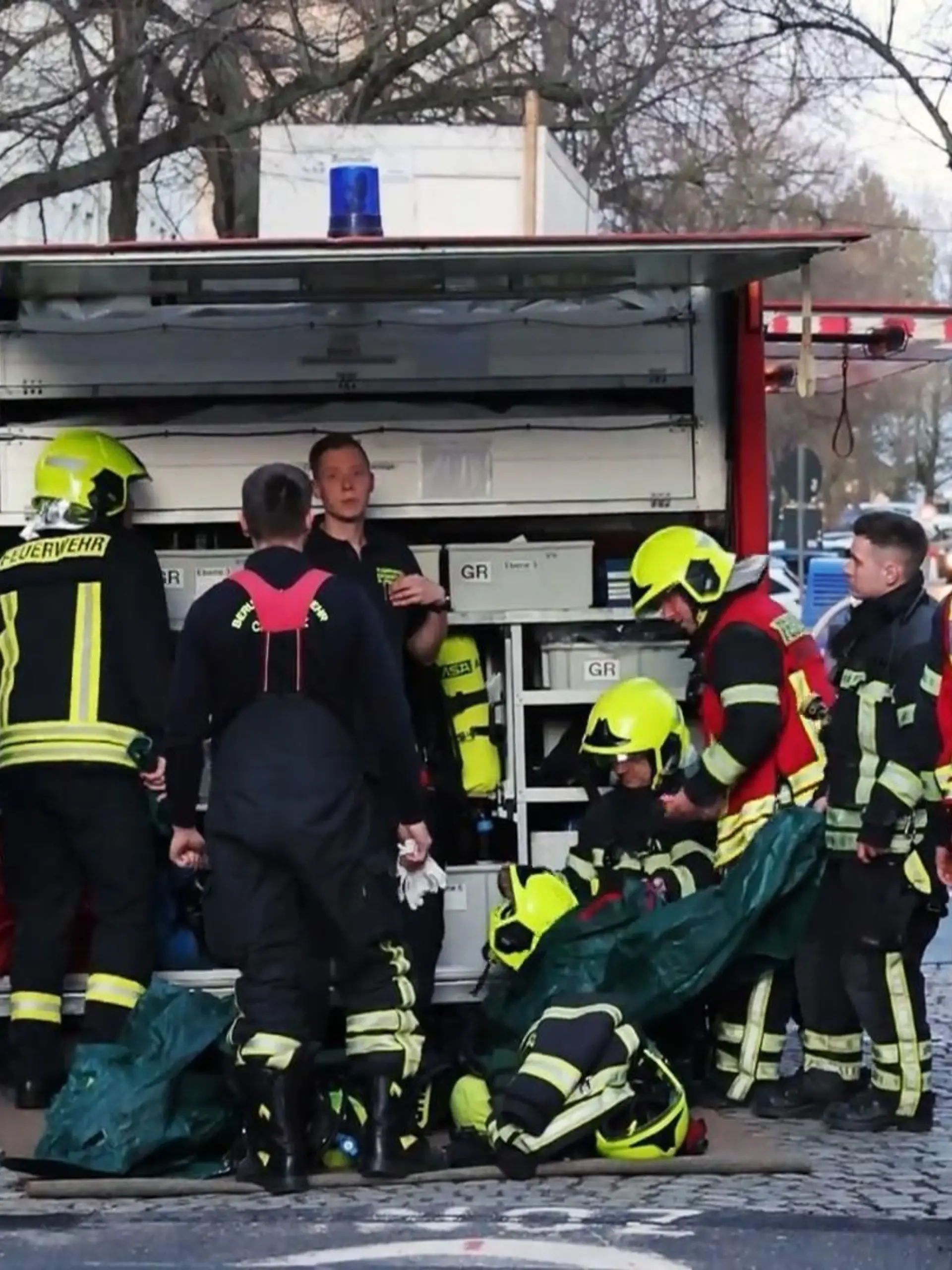 Was für ein Anblick mitten im Wohngebiet in Chemnitz:  Feuerwehr-Leute in speziellen Schutzanzügen und mit Atemmasken im Einsatz. 
Ausgelöst hat den der Chemiker Hans Joachim B. Und das hätte richtig schlimm enden können. Er hat Potenz-, Haarwuchsmittel und Diätprodukte herstellen wollen und hat sich und seine Nachbarn in Gefahr gebracht. Jetzt steht er deshalb vor Gericht.