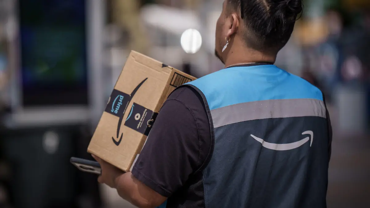 ARCHIV - 16.09.2023, USA, New York: Ein Amazon Bote liefert ein Paket in Manhatten aus. Amazon hat Umsatz und Gewinn im vergangenen Quartal dank seines Handelsgeschäfts und der Cloud-Sparte deutlich gesteigert. Die Erlöse wuchsen im Jahresvergleich um 13 Prozent auf 143,1 Milliarden (135,5 Mrd Euro), wie Amazon nach US-Börsenschluss am Donnerstag mitteilte. Foto: Michael Kappeler/dpa +++ dpa-Bildfunk +++