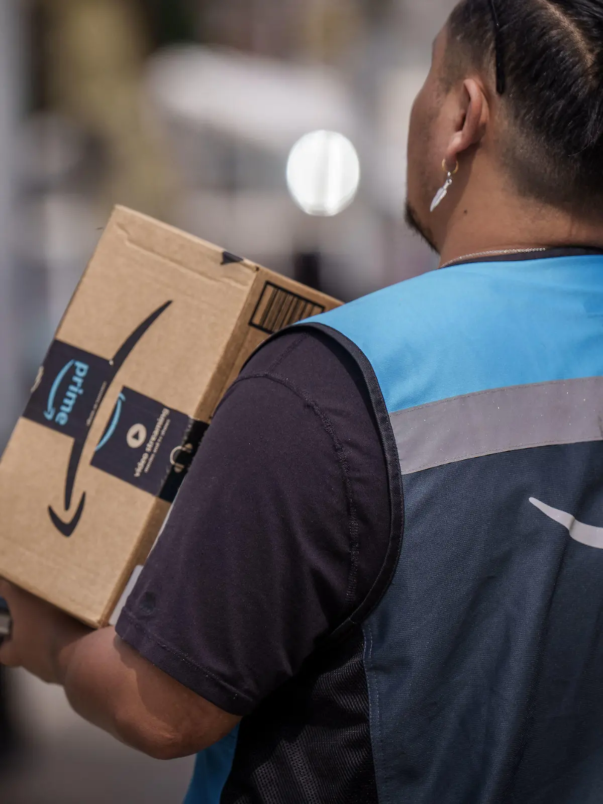 ARCHIV - 16.09.2023, USA, New York: Ein Amazon Bote liefert ein Paket in Manhatten aus. Amazon hat Umsatz und Gewinn im vergangenen Quartal dank seines Handelsgeschäfts und der Cloud-Sparte deutlich gesteigert. Die Erlöse wuchsen im Jahresvergleich um 13 Prozent auf 143,1 Milliarden (135,5 Mrd Euro), wie Amazon nach US-Börsenschluss am Donnerstag mitteilte. Foto: Michael Kappeler/dpa +++ dpa-Bildfunk +++