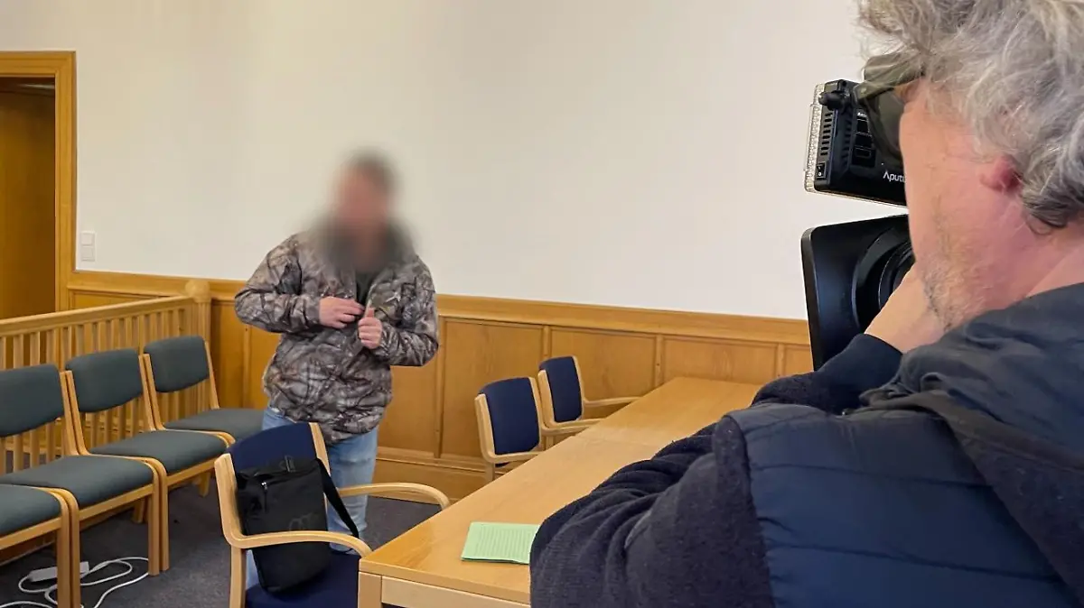 Der Spieß dreht sich um: Vor Gericht sind alle Kameras auf den Angeklagten gerichtet.