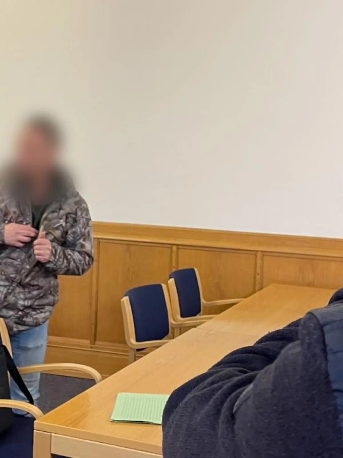Der Spieß dreht sich um: Vor Gericht sind alle Kameras auf den Angeklagten gerichtet.