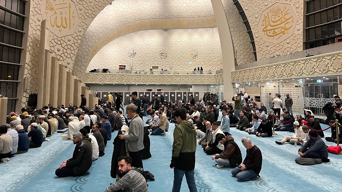 Muslime verrichten ein Gebet in der ersten Nacht des Ramadan in der Kölner Zentralmoschee.