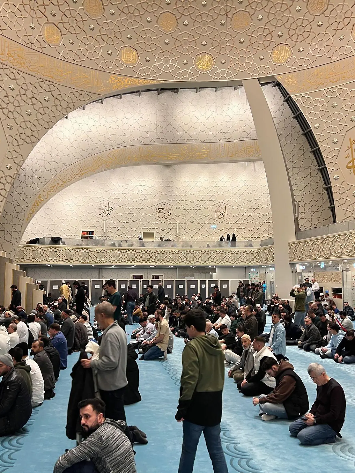 Muslime verrichten ein Gebet in der ersten Nacht des Ramadan in der Kölner Zentralmoschee.