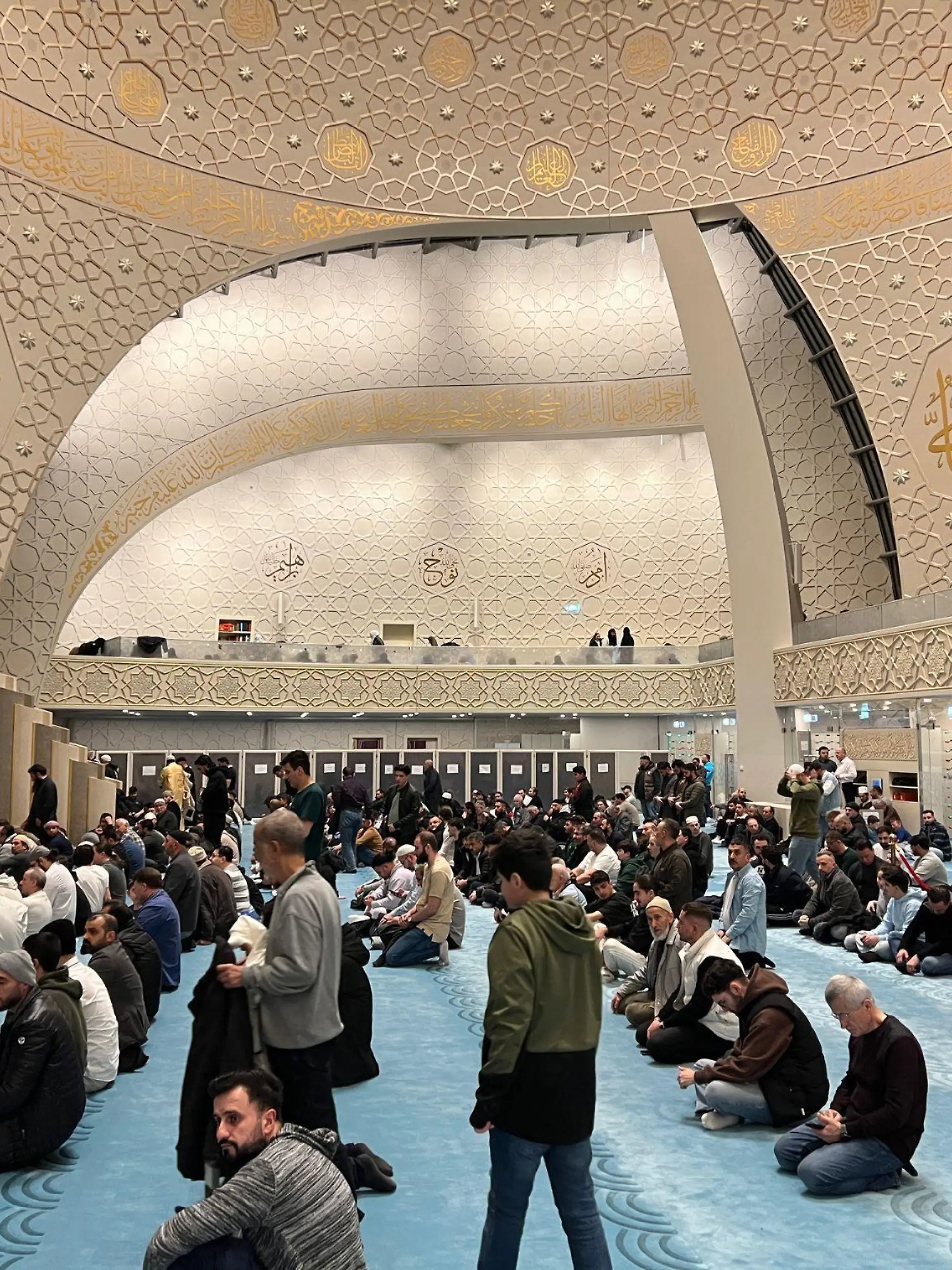 Muslime verrichten ein Gebet in der ersten Nacht des Ramadan in der Kölner Zentralmoschee.