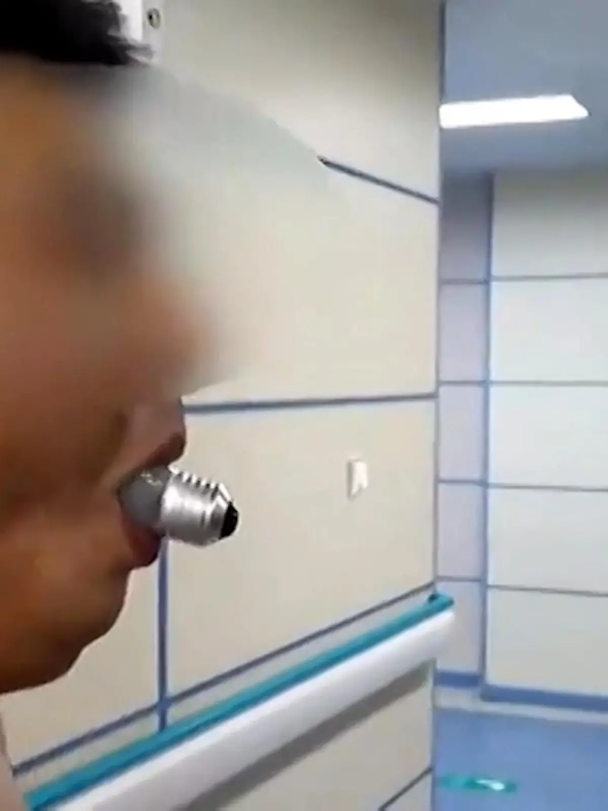 Aktuell wird vor einem Tiktok-Trend gewarnt, bei dem sich Menschen Glühbirnen in den Mund schieben – aus welchen Gründen auch immer. Ein Chinese hat so ein Video gesehen und ist dadurch auf die Idee gekommen, das Ganze mal selbst auszuprobieren.