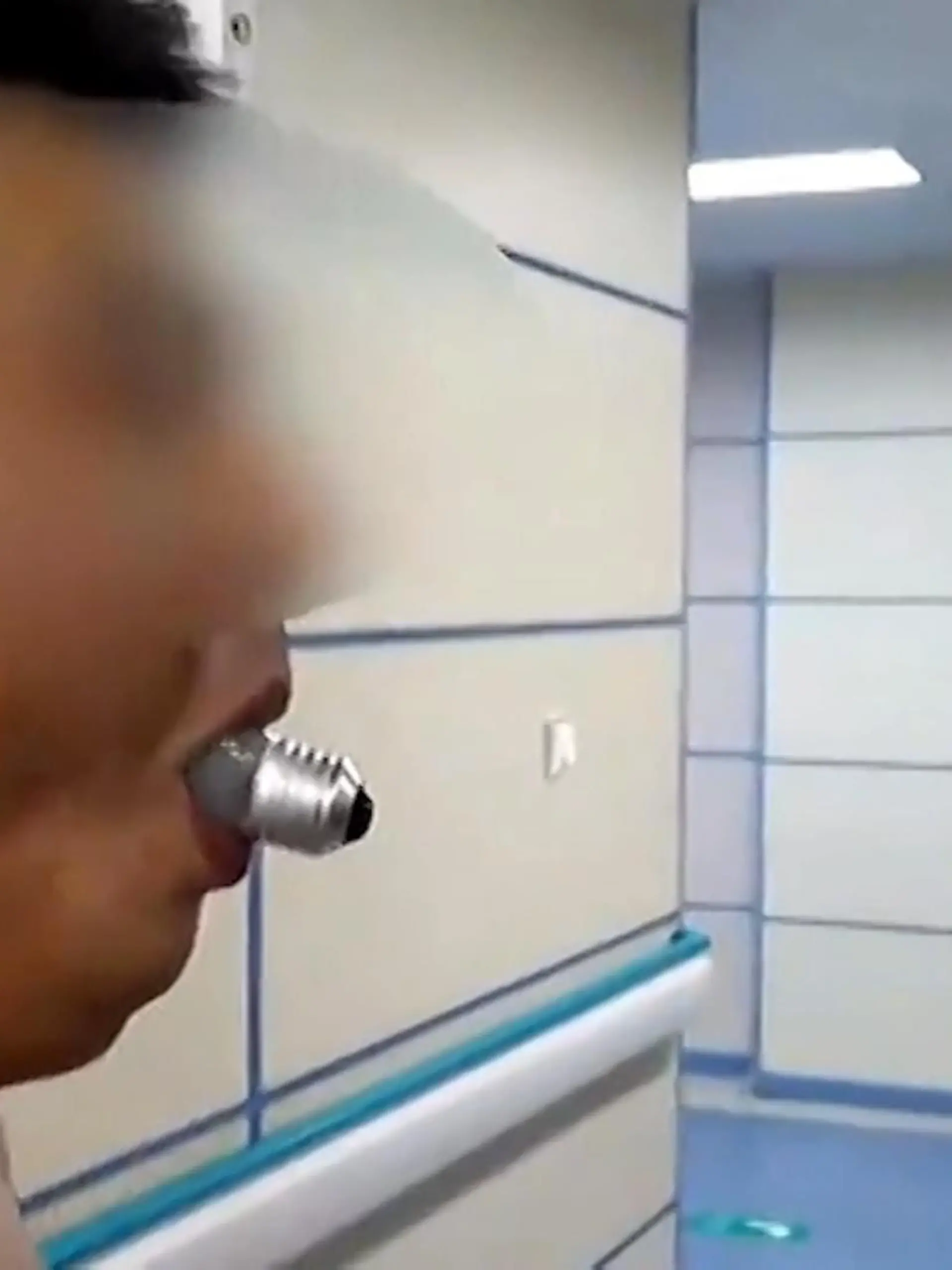 Aktuell wird vor einem Tiktok-Trend gewarnt, bei dem sich Menschen Glühbirnen in den Mund schieben – aus welchen Gründen auch immer. Ein Chinese hat so ein Video gesehen und ist dadurch auf die Idee gekommen, das Ganze mal selbst auszuprobieren.