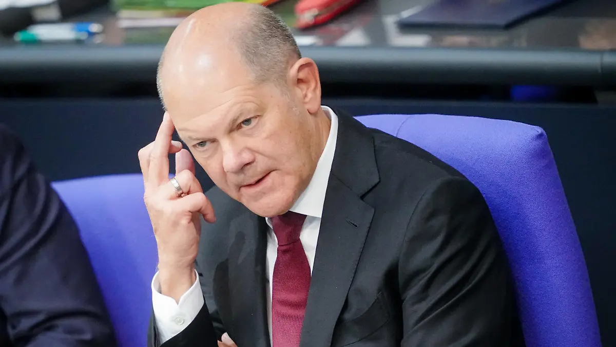07.09.2022, Berlin: Bundeskanzler Olaf Scholz (SPD) nimmt an der Generaldebatte zum Haushalt im Bundestag teil. Foto: Kay Nietfeld/dpa +++ dpa-Bildfunk +++