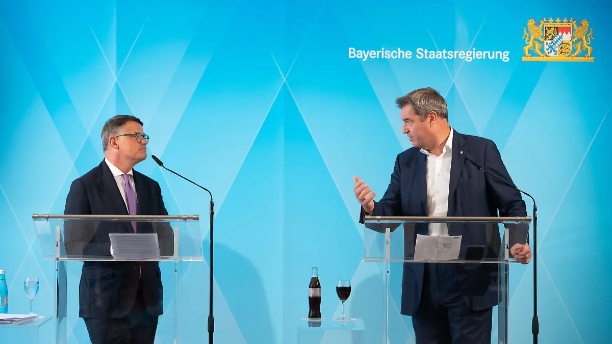 07.09.2022, Bayern, Alzenau: Markus Söder (CSU, r), Ministerpräsident von Bayern, spricht nach einem Treffen der beiden Ministerpräsidenten von Bayern und Hessen auf der Burg Alzenau neben Boris Rhein (CDU), Ministerpräsident von Hessen. Das Thema der Energieversorgung dürfte im Mittelpunkt der Gespräche stehen. Foto: Sebastian Gollnow/dpa +++ dpa-Bildfunk +++