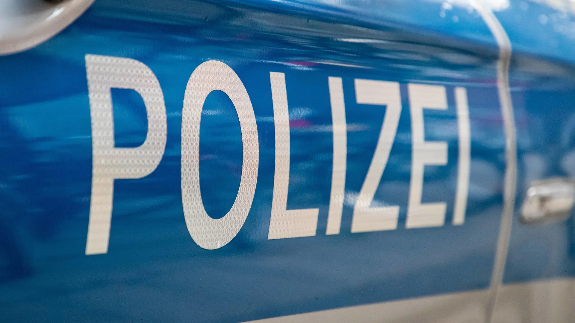 Polizei Symbolbild Koeln, 10.01.2021: Schriftzug Polizei in Nahaufnahme am Polizeiwagen als Symbolbild. Koeln Nordrhein-Westfalen Deutschland *** Police symbol picture Cologne, 10 01 2021 writing police in close-up at police car as symbol picture Cologne North Rhine Westphalia Germany