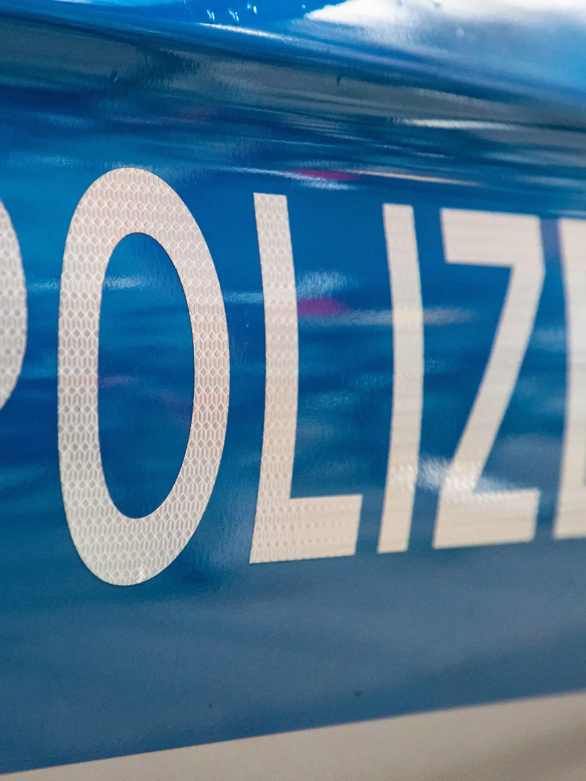  Polizei Symbolbild Koeln, 10.01.2021: Schriftzug Polizei in Nahaufnahme am Polizeiwagen als Symbolbild. Koeln Nordrhein-Westfalen Deutschland *** Police symbol picture Cologne, 10 01 2021 writing police in close-up at police car as symbol picture Cologne North Rhine Westphalia Germany