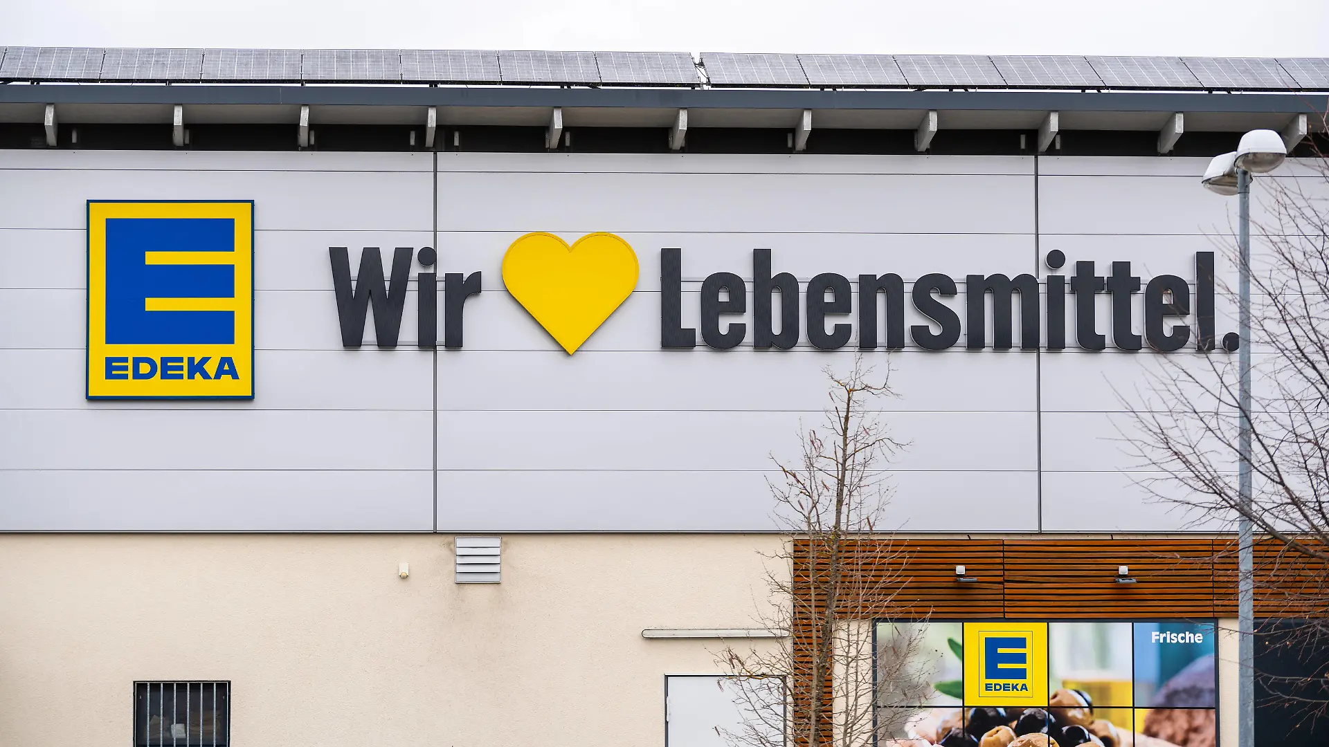 Augsburg, Bavaria, Germany - March 1, 2024: Ekeda food retail store logo on a store with slogan, We love food *** Ekeda Lebensmittel Einzelhandel Geschäft Logo an einer Filiale mit Slogan, Wir lieben Lebensmittel
