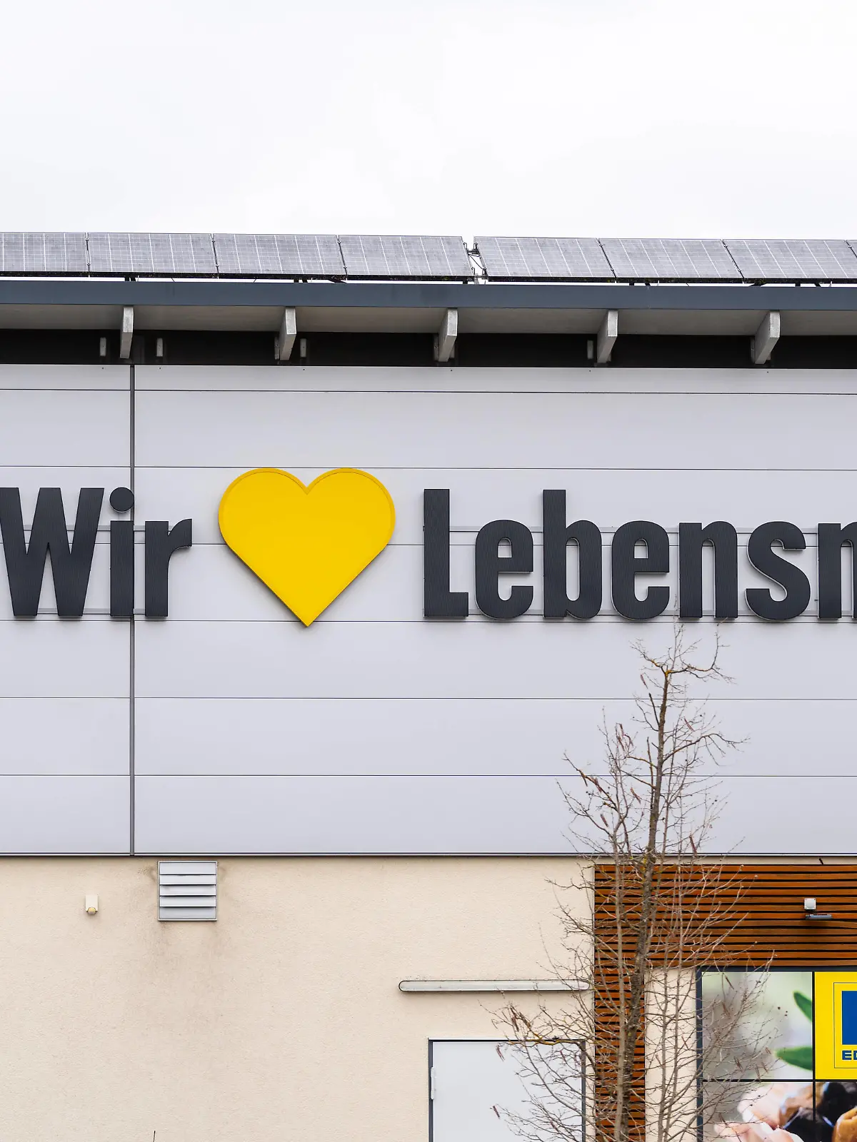 Augsburg, Bavaria, Germany - March 1, 2024: Ekeda food retail store logo on a store with slogan, We love food *** Ekeda Lebensmittel Einzelhandel Geschäft Logo an einer Filiale mit Slogan, Wir lieben Lebensmittel