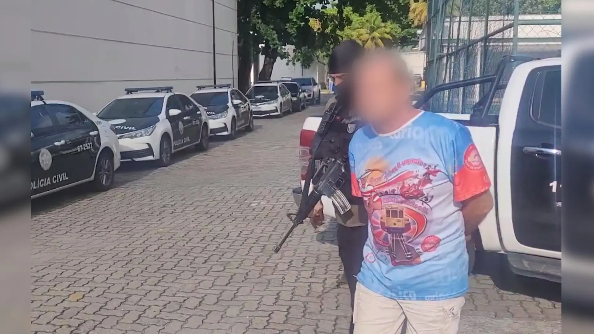 Ein Mann wird in Handschellen von einem Polizisten abgeführt.