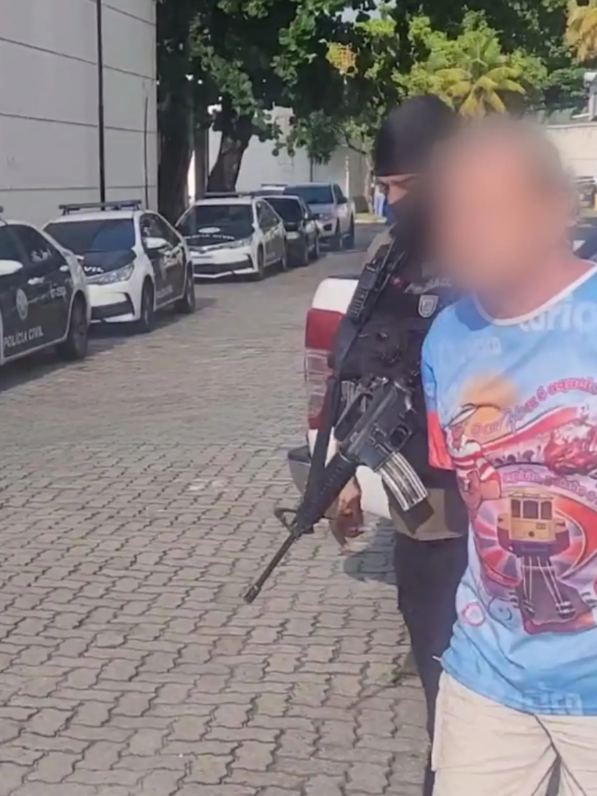 Ein Mann wird in Handschellen von einem Polizisten abgeführt.
