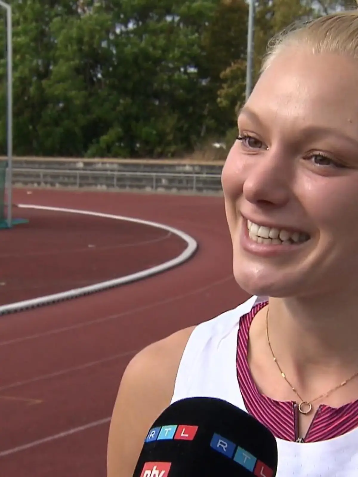Lisa Mayer holte bei der 100-Meter-Staffel der Frauen bei der Leichtathletik-EM in München die Goldmedaille. Doch so war das nicht geplant: Die 26-Jährige, die in Wetzlar trainiert, saß eigentlich auf der Ersatzbank. Wie Lisa es trotzdem auf das Siegertreppchen geschafft hat, sehen Sie im Video!