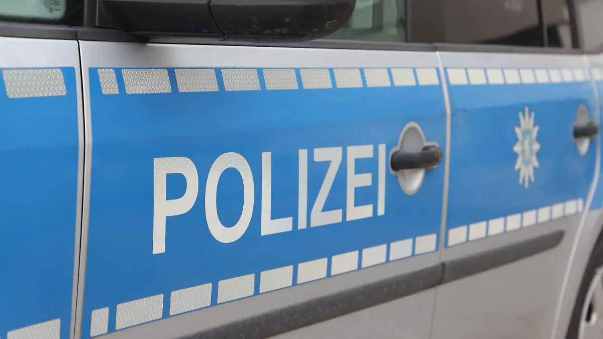 ARCHIV - 16.01.2024, Thüringen, Jena: Schriftzug "Polizei" an einem Dienstauto der Thüringer Polizei. (zu dpa: «Falscher Alarm sorgt für Einsätze an Schule - Polizei warnt Nachahmer») Foto: Bodo Schackow/dpa +++ dpa-Bildfunk +++