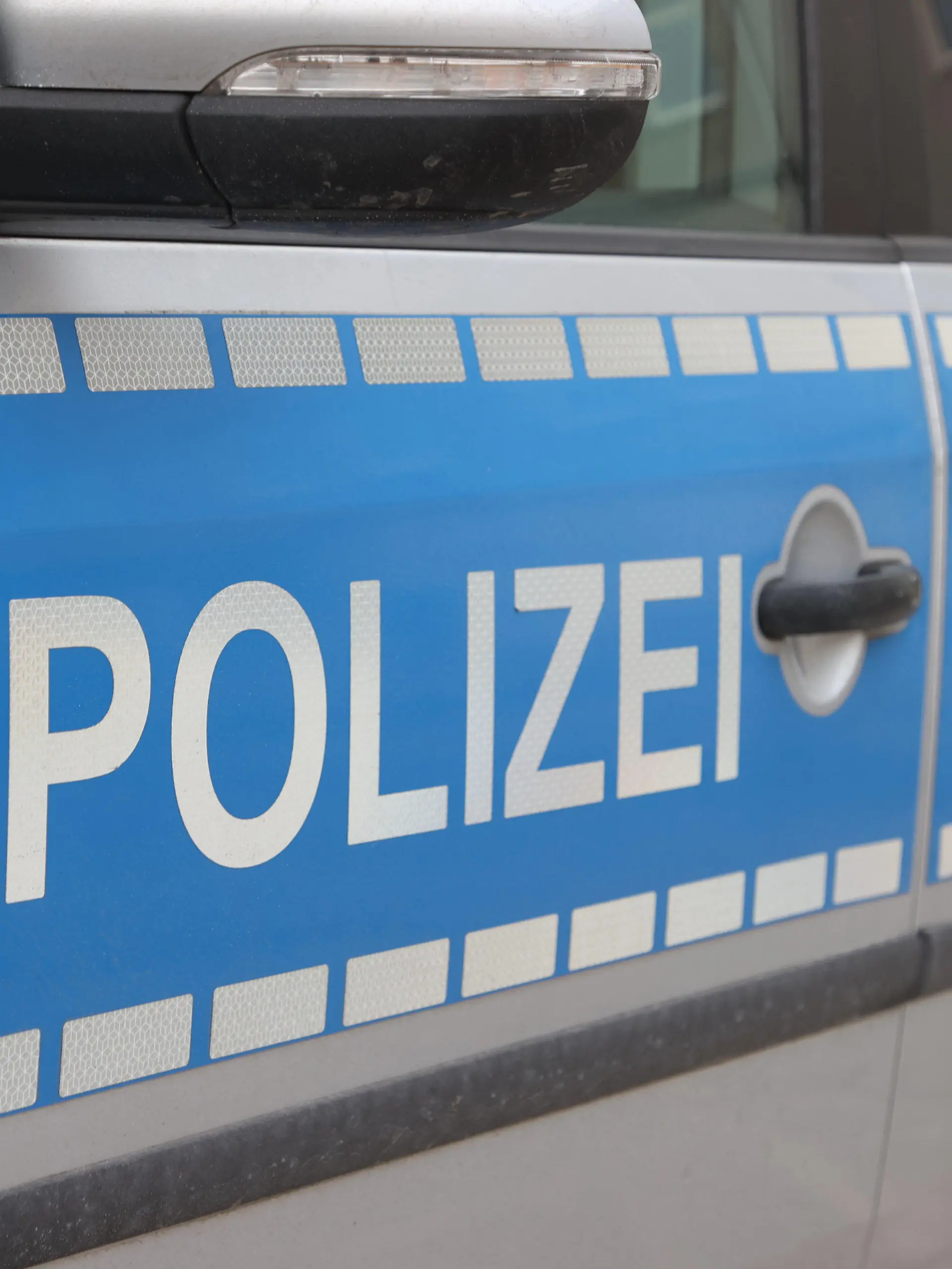 ARCHIV - 16.01.2024, Thüringen, Jena: Schriftzug "Polizei" an einem Dienstauto der Thüringer Polizei. (zu dpa: «Falscher Alarm sorgt für Einsätze an Schule - Polizei warnt Nachahmer») Foto: Bodo Schackow/dpa +++ dpa-Bildfunk +++