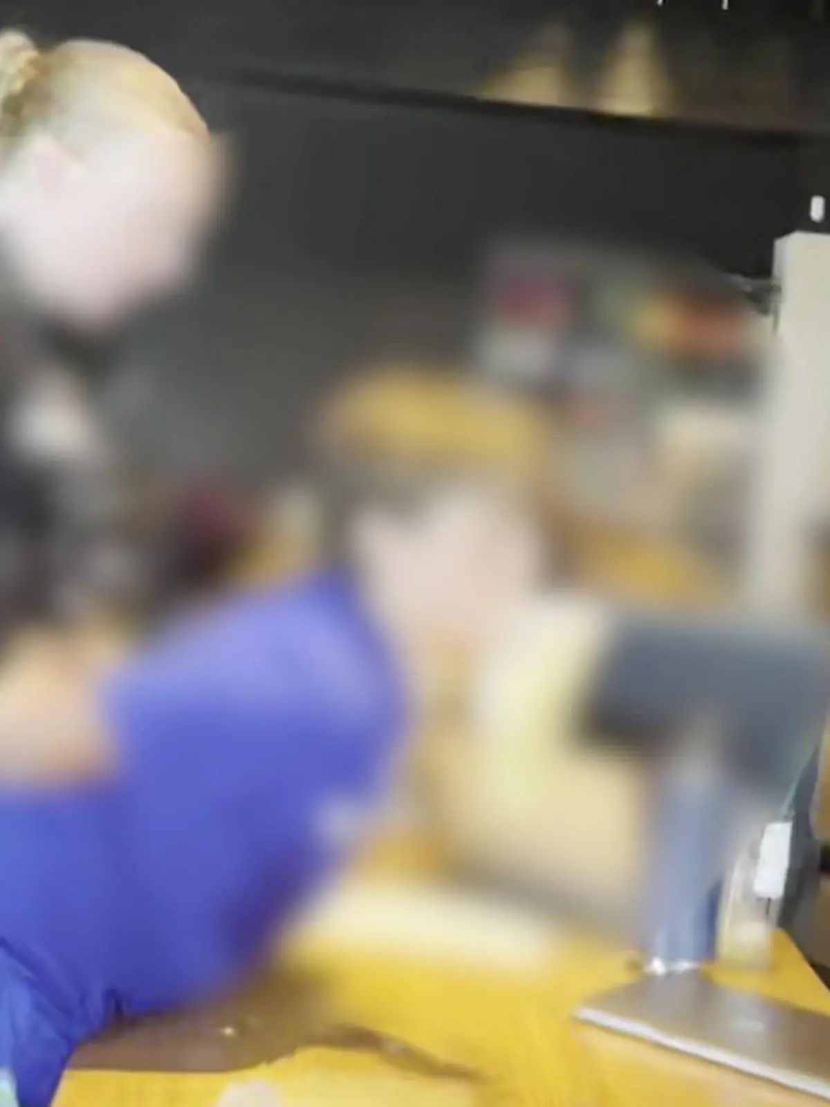 Weil Starbucks zusätzliche Gebühren für vegane Milchprodukte erhebe, hat die Tierschutzorganisation PETA eine Demonstration in einer Filiale in Orange County organisiert. Mit dabei: Der 13-jährige Evan, seine schwangere Mutter und sein Stiefvater. Doch plötzlich eskaliert die Situation und Evan wird festgenommen. Wie es soweit kommen konnte, seht ihr im Video.