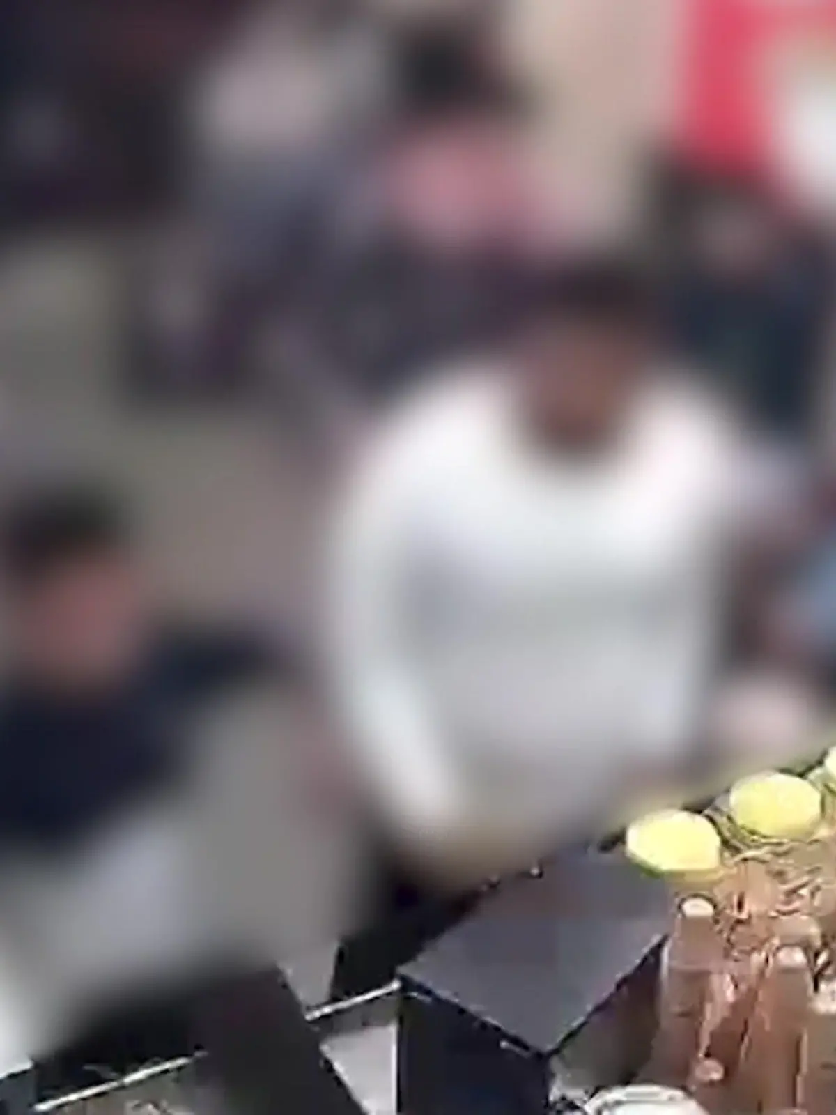 In einem Teeladen in Indien rastet eine Gruppe Männer komplett aus und zerstört alles, was ihnen in die Quere kommt. Sie sind wütend auf den Ladenbesitzer, weil der den vollen Betrag verlangte. Die wirklich krassen Szenen seht ihr im Video und erfahrt dort, um welchen Restbetrag es sich gehandelt hat.