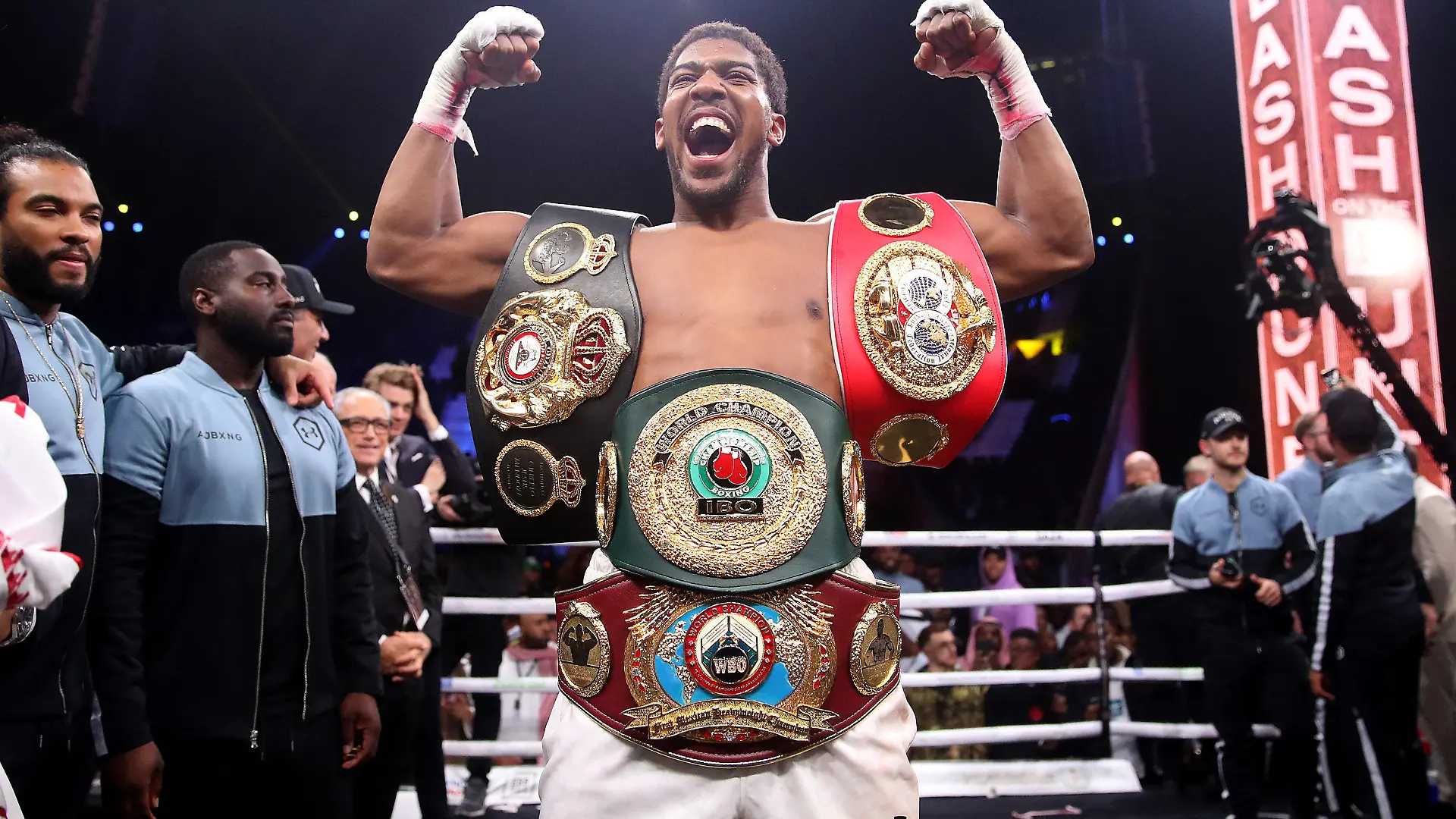 ARCHIV - 07.12.2019, Saudi-Arabien, Riad: Boxen, Profis: IBF-, WBO-, WBA-Super-, IBO-WM Schwergewicht Ruiz (USA) - Joshua (Großbritannien): Anthony Joshua feiert seinen Sieg.  (zu dpa: "«Mega-Duell» Joshua gegen Fury: Titelvereinigung im Box-Schwergewicht") Foto: Nick Potts/PA Wire/dpa +++ dpa-Bildfunk +++