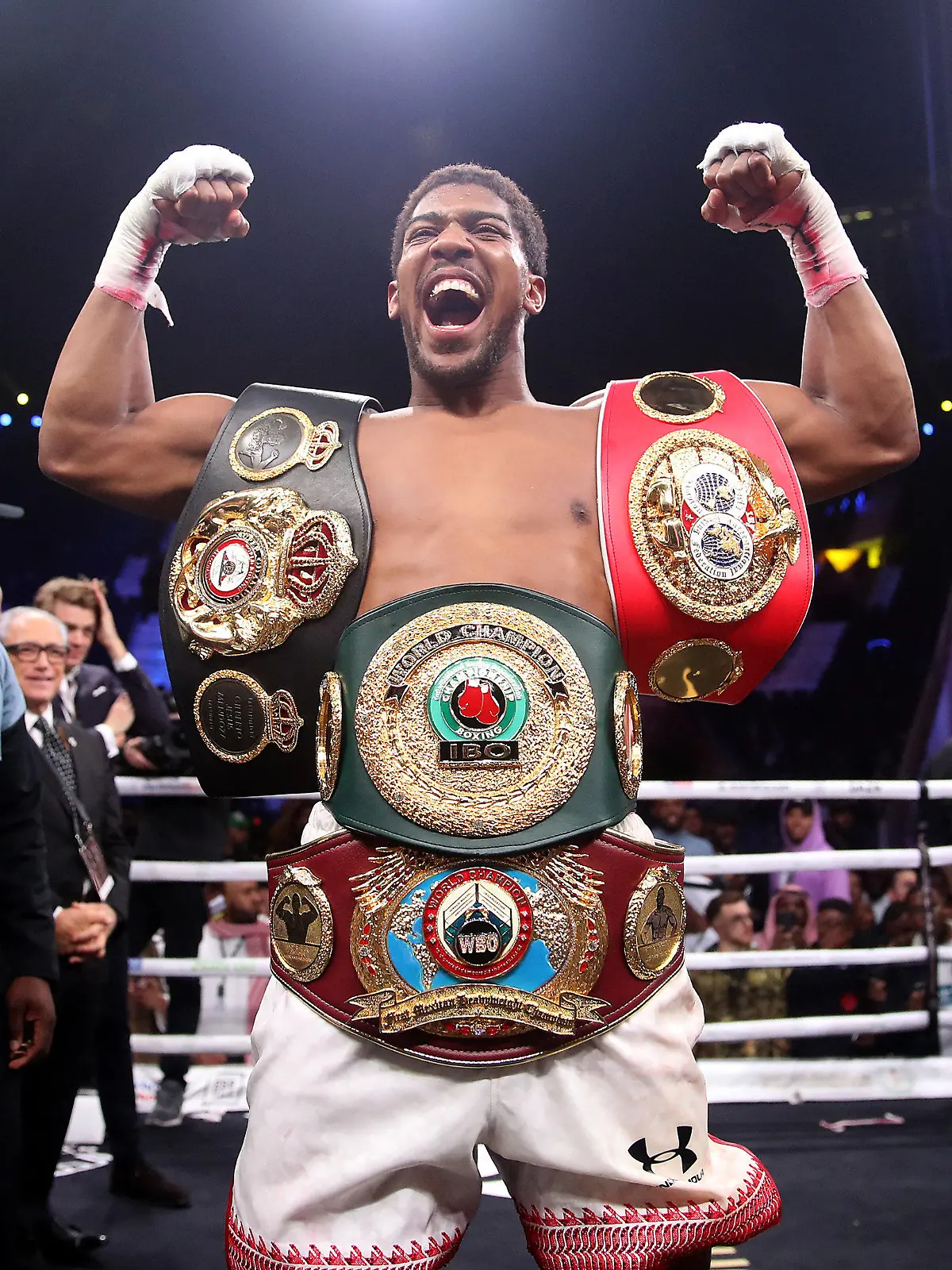 ARCHIV - 07.12.2019, Saudi-Arabien, Riad: Boxen, Profis: IBF-, WBO-, WBA-Super-, IBO-WM Schwergewicht Ruiz (USA) - Joshua (Großbritannien): Anthony Joshua feiert seinen Sieg.  (zu dpa: "«Mega-Duell» Joshua gegen Fury: Titelvereinigung im Box-Schwergewicht") Foto: Nick Potts/PA Wire/dpa +++ dpa-Bildfunk +++