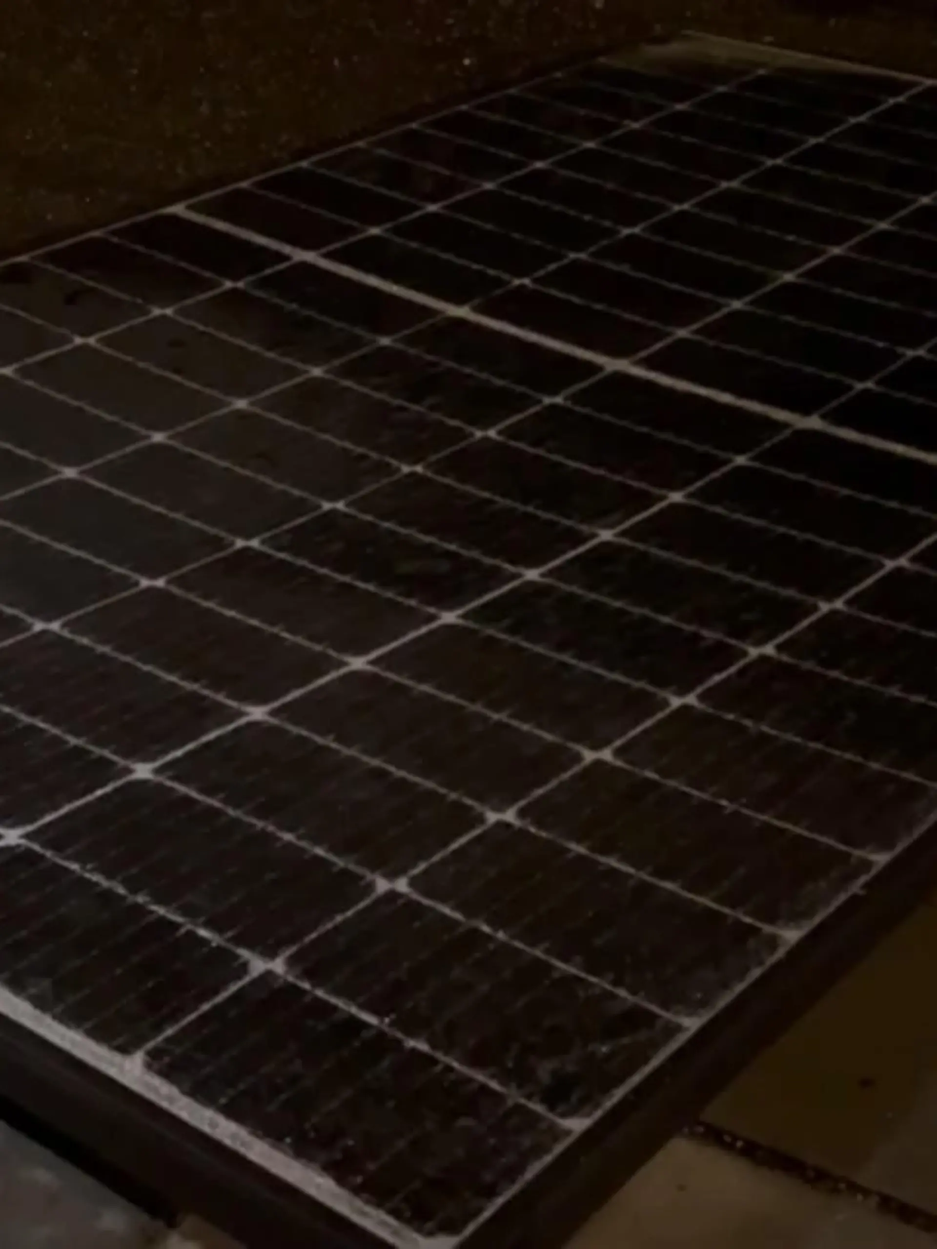Bild zu: "Solarpanels in der Luft"