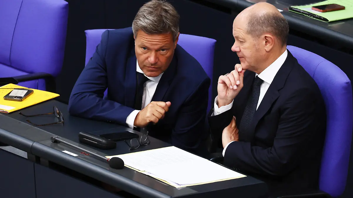 Bundeskanzler Olaf Scholz R und Bundeswirtschaftsminister Robert Habeck L - Plenarsitzung im Bundestag in Berlin am 6. September 2022. Allgemeine Finanzdebatte im Bundestag *** Chancellor Olaf Scholz R and Federal Minister of Economics Robert Habeck L Plenary session in the Bundestag in Berlin on September 6, 2022 General financial debate in the Bundestag.