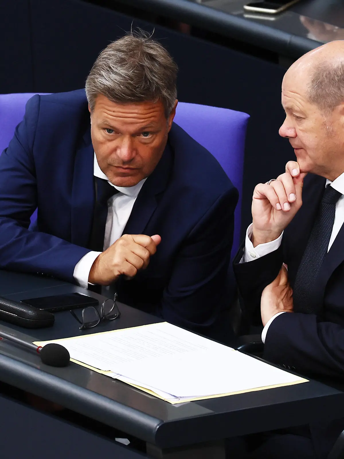  Bundeskanzler Olaf Scholz R und Bundeswirtschaftsminister Robert Habeck L - Plenarsitzung im Bundestag in Berlin am 6. September 2022. Allgemeine Finanzdebatte im Bundestag *** Chancellor Olaf Scholz R and Federal Minister of Economics Robert Habeck L Plenary session in the Bundestag in Berlin on September 6, 2022 General financial debate in the Bundestag.
