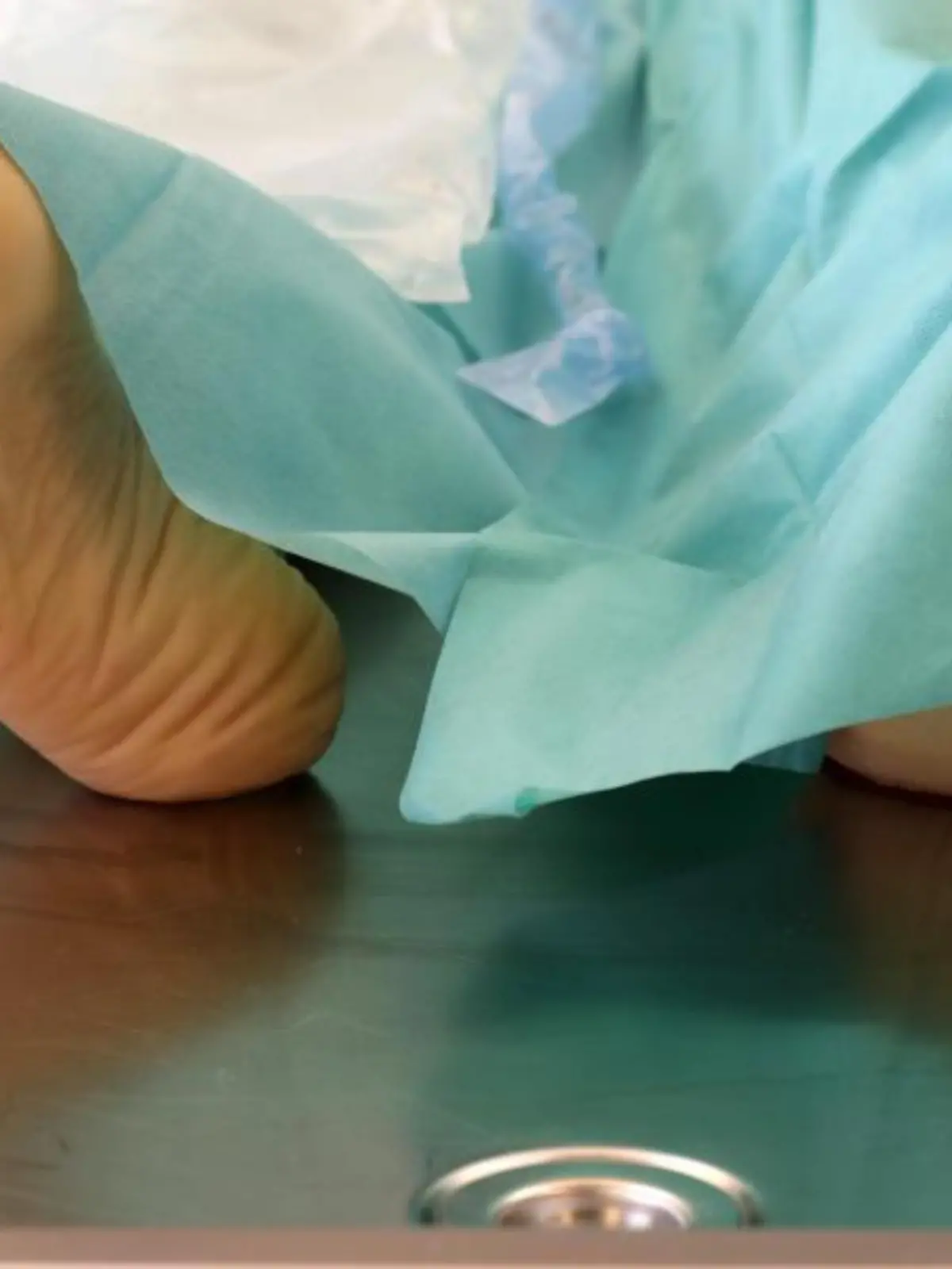 Leiche liegt auf Tisch in der Pathologie