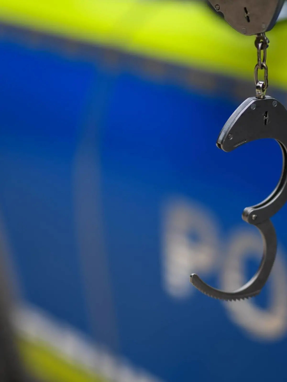  Themenbild Polizei, Polizei, Streifenwagen, Polizist mit Handschellen, Polizist mit Dienstpistole Baden-Württemberg Deutschland *** Theme Copyright: xonw-images.de/MariusxBullingx