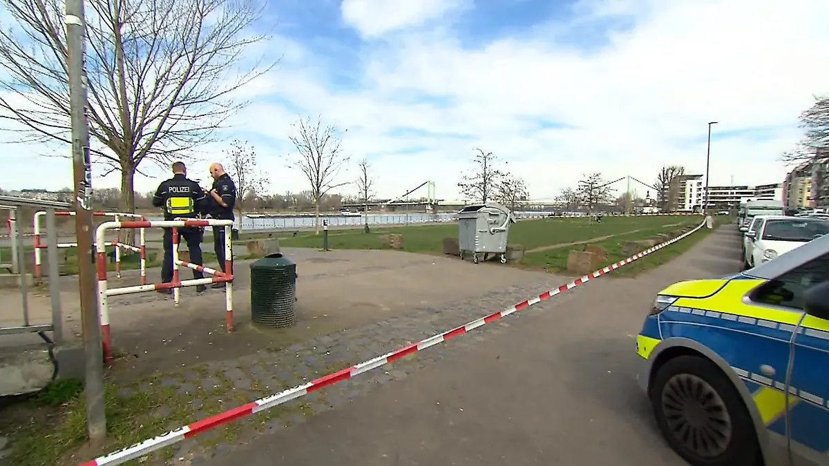 Ein Tatort mit Polizisten und einer Absperrung.